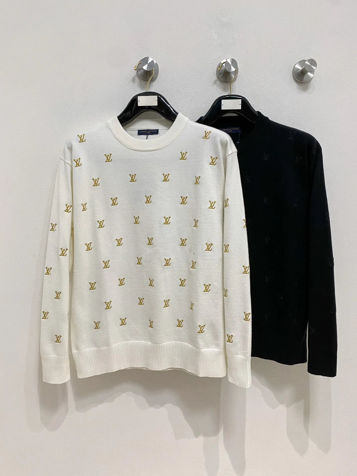 🅿️440 LV 2025 new wool blended round neck long sleeve sweater cardigan bottoming sweater, high-end version! The custom-made fabrics at the counter are highly breathable and comfortable, with impeccable details and brand element design concepts, reflecting high quality. It feels delicate and soft! It presents a casual cut and the upper body shape is great! 🐉Code size: M-3XL